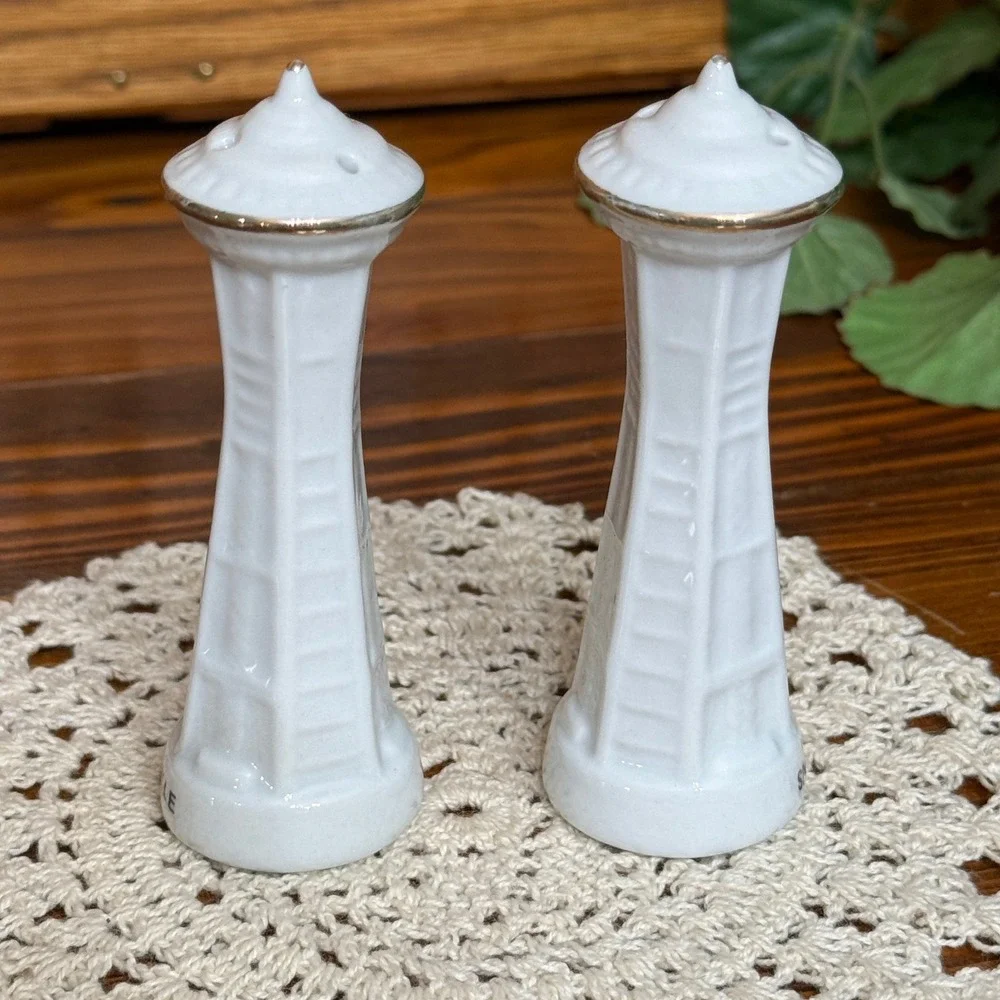 Space Needle Salt Pepper Shakers Seattle White Gold Trim Vintage Excellent Tower